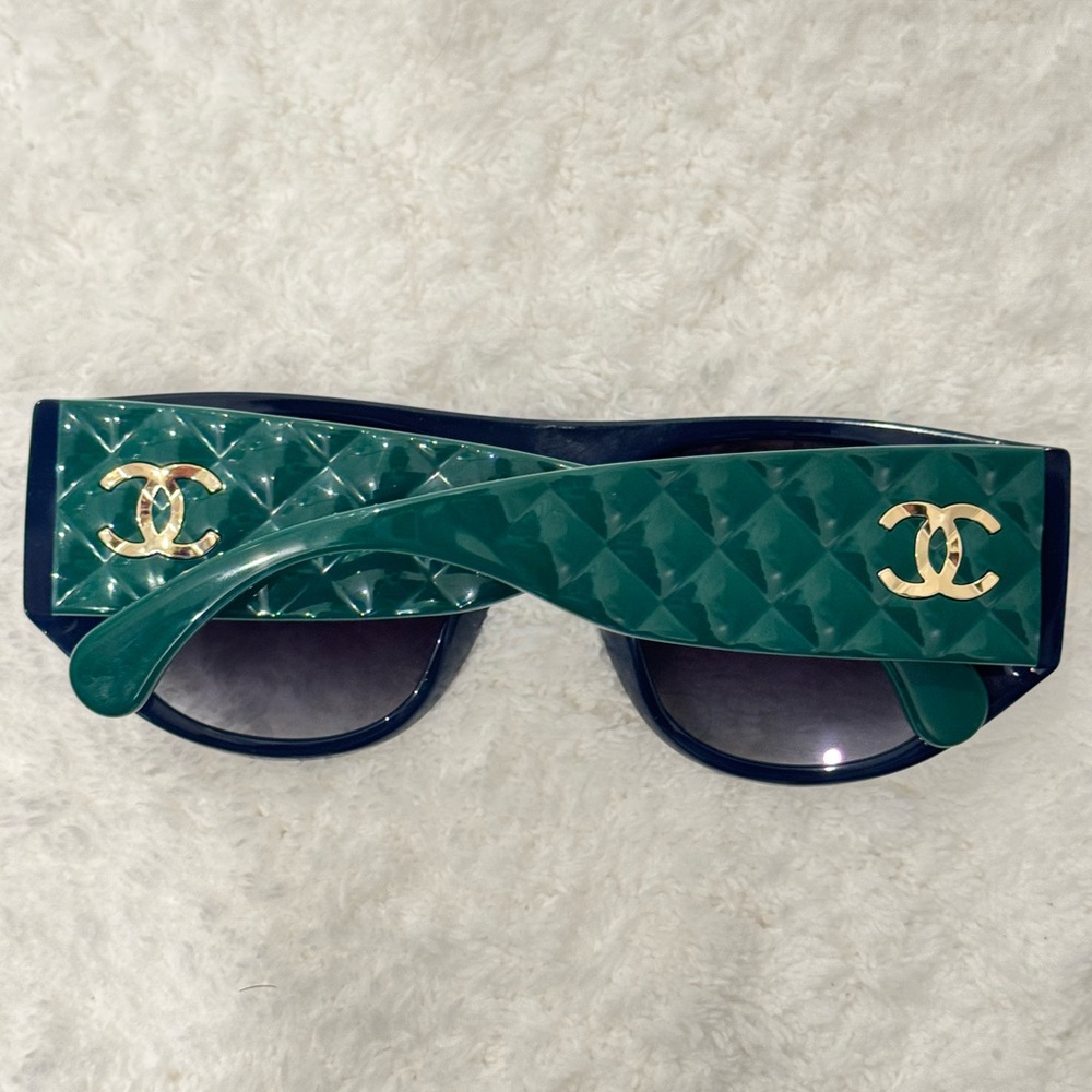CHANEL Runway Spring Summer 2022 Sunglasses Navy Green NIB